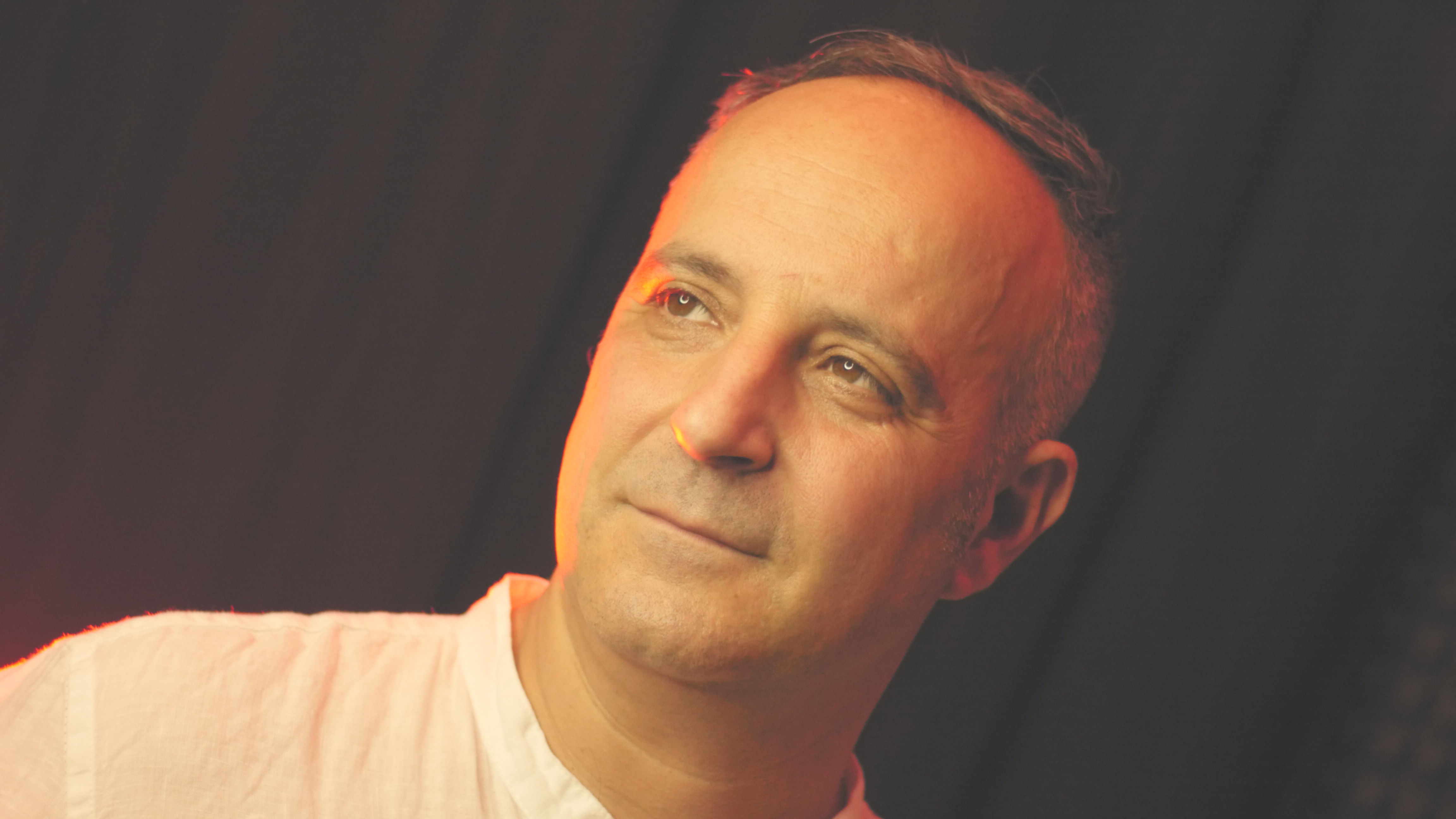 MASSIMO DE SIMONE – Nel tutto: Based on the concept of the unity in our species, these progressive house tunes will make you want to think deep