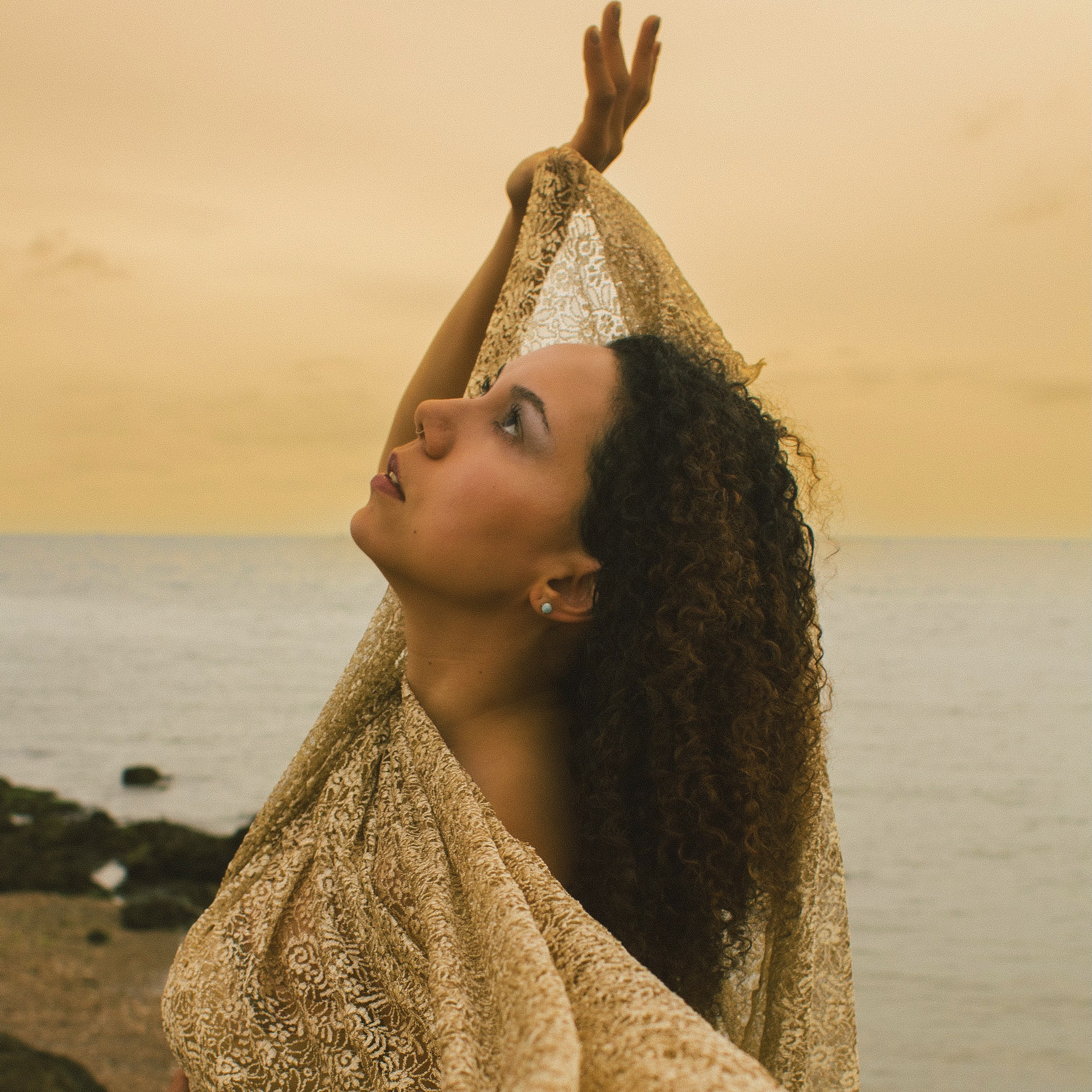 Aster Rhys’ recent single, “Ocean Deep” is absolutely soul-stirring!